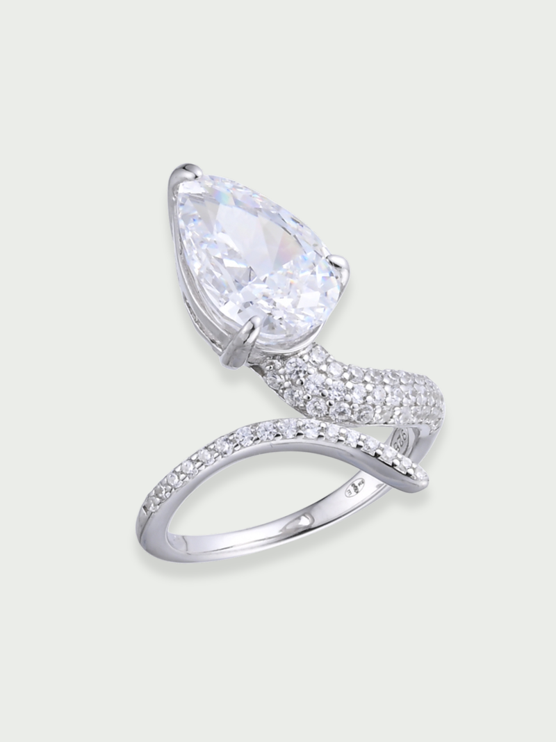 Bague de petit doigt Iconic Signature en argent 925 rhodié, ornée d’une pierre centrale taille poire et d’un pavage de zirconiums