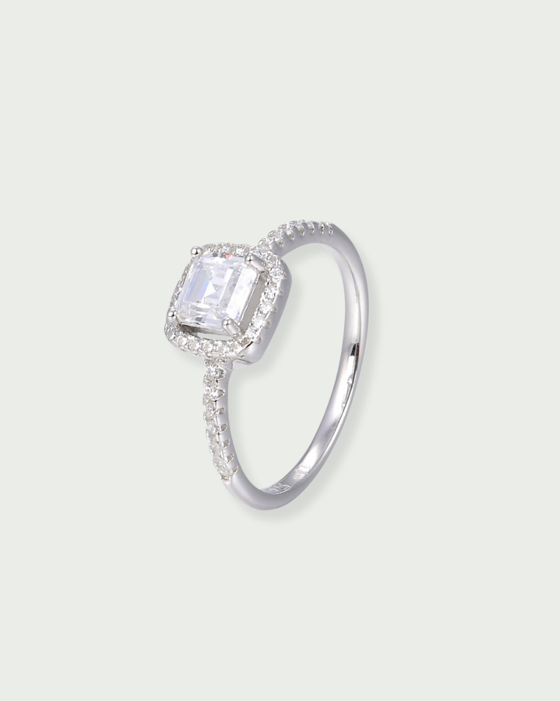 Bague « Infini Carré » en argent 925 rhodié, design minimaliste sertie d’un zircon blanc taille carré, surface lisse et lumineuse.