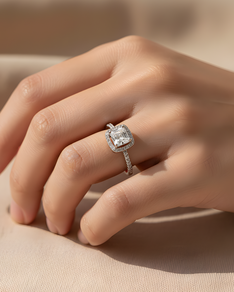 Bague « Infini Carré » en argent 925 rhodié, design minimaliste sertie d’un zircon blanc taille carré, surface lisse et lumineuse.