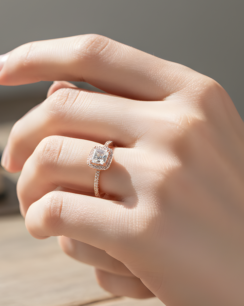 Bague « Infini Carré » en argent 925 doré à l'or rose 18 carats, design minimaliste sertie d’un zircon blanc taille carré, surface lisse et lumineuse.