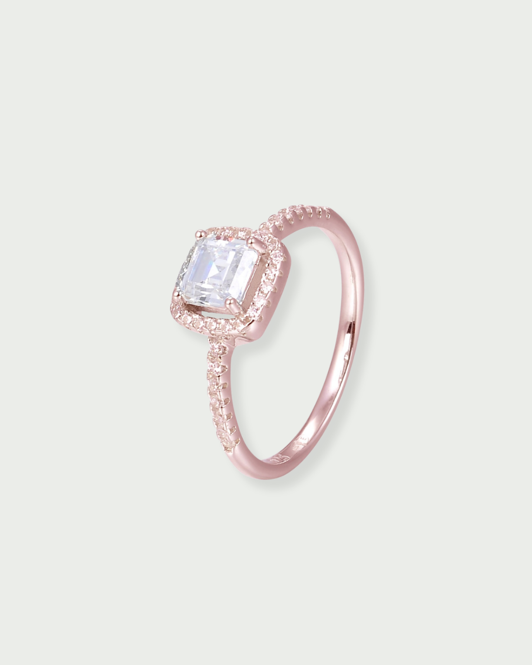 Bague « Infini Carré » en argent 925 doré à l'or rose 18 carats, design minimaliste sertie d’un zircon blanc taille carré, surface lisse et lumineuse.