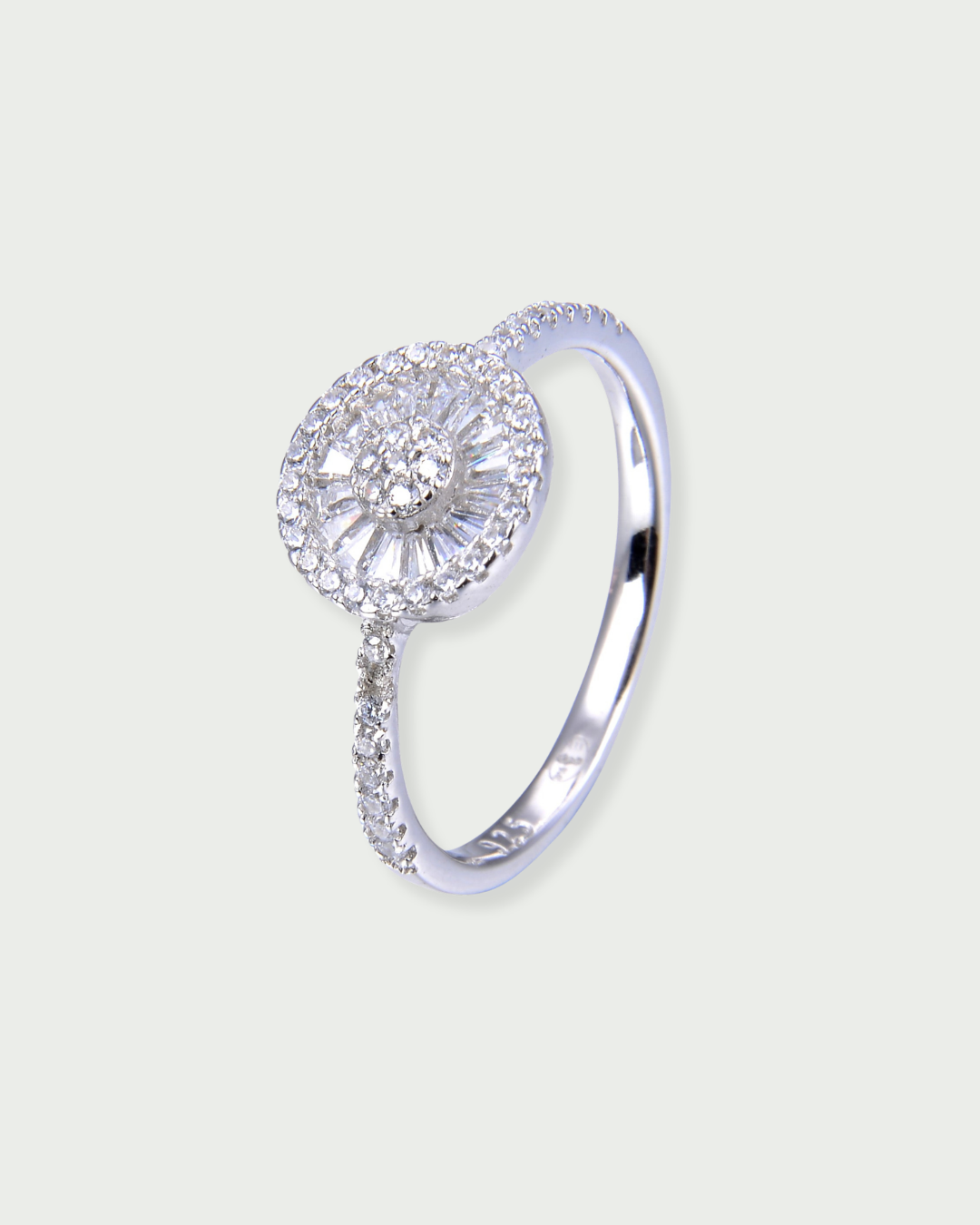 Bague circulaire « Infini Rond » en argent 925 rhodié, bordure sertie de zirconiums baguette scintillants, finition lisse et raffinée.