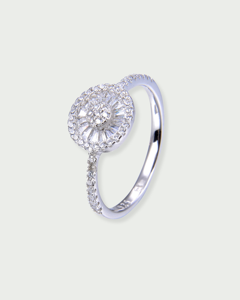 Bague circulaire « Infini Rond » en argent 925 rhodié, bordure sertie de zirconiums baguette scintillants, finition lisse et raffinée.