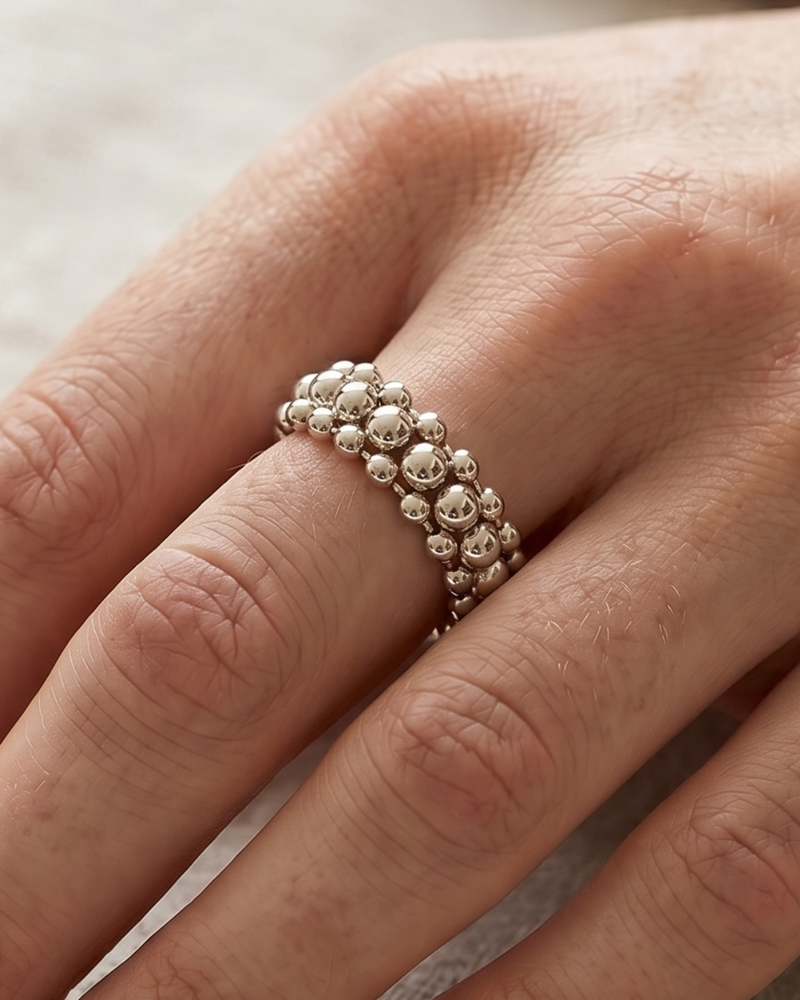 Bague Perle Boost en argent 925, composée de plusieurs rangées ajourées de perles métalliques de différentes tailles.