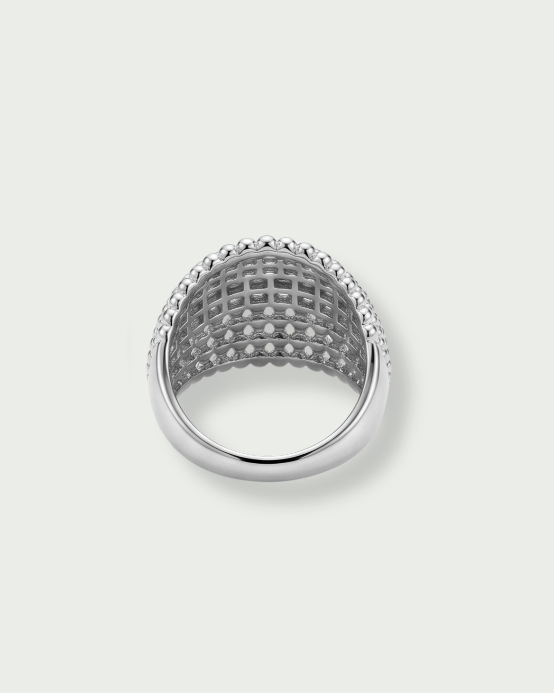 Bague Perle Maxi en argent 925, ornée d’un large motif bombé composé de perles métalliques de différentes tailles.