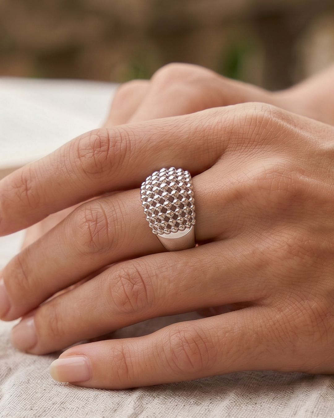 Bague Perle Maxi en argent 925, ornée d’un large motif bombé composé de perles métalliques de différentes tailles.