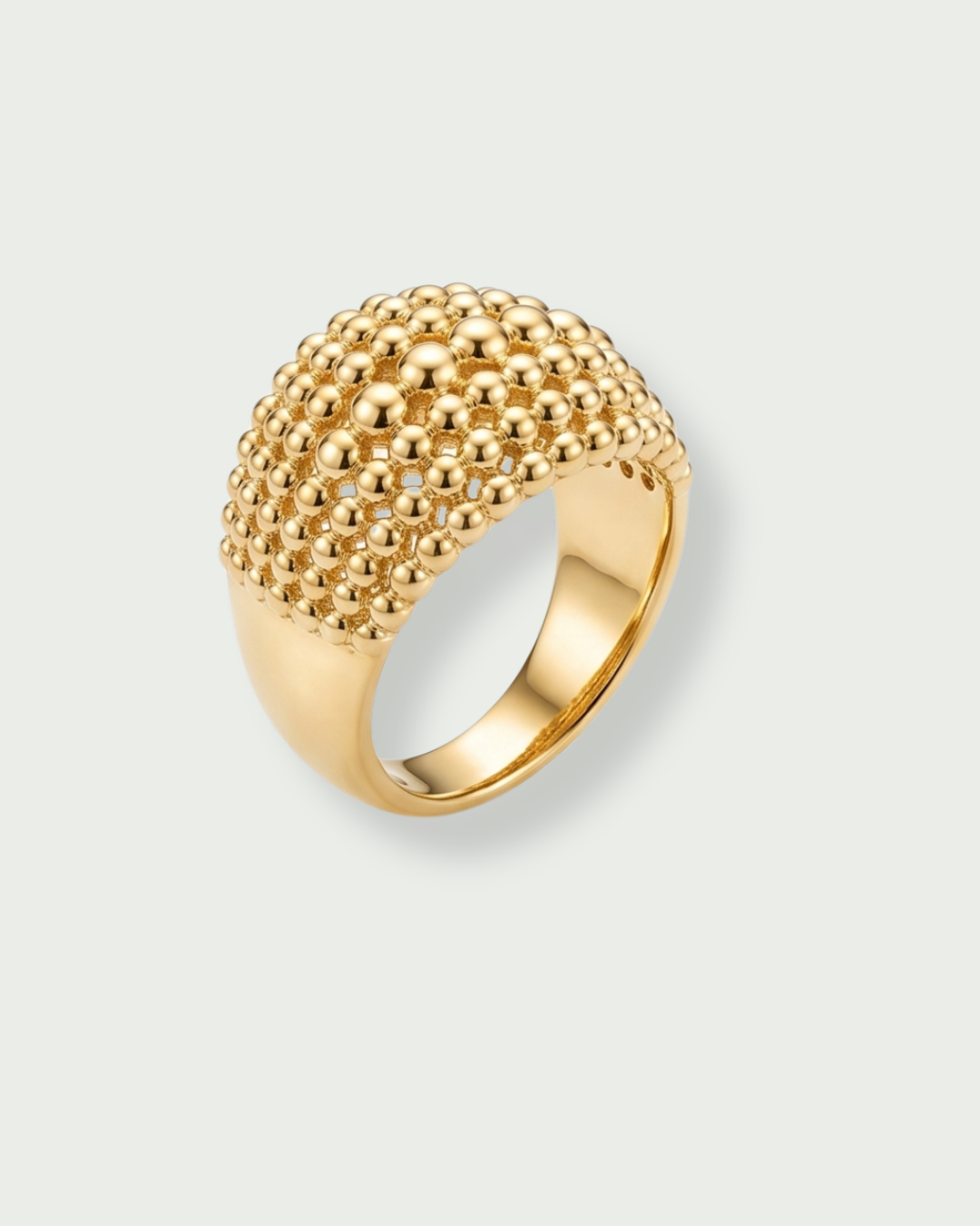 Bague Perle Maxi en argent 925 doré à l’or jaune 18 carats, ornée d’un large motif bombé composé de perles métalliques de différentes tailles.
