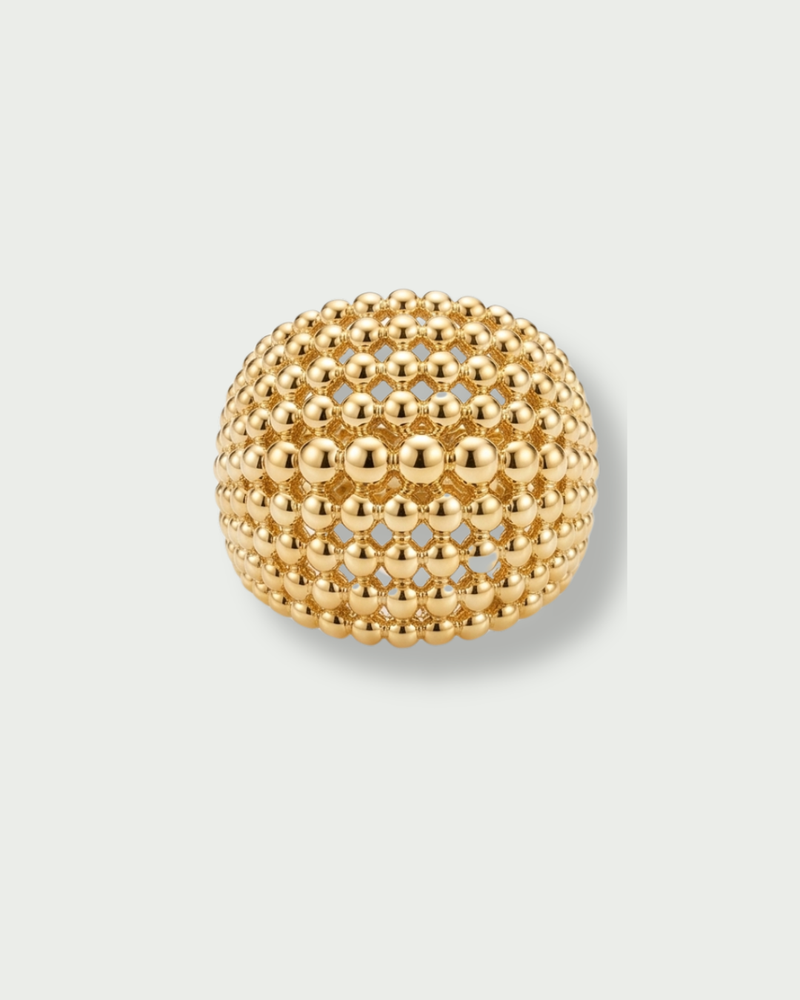 Bague Perle Maxi en argent 925 doré à l’or jaune 18 carats, ornée d’un large motif bombé composé de perles métalliques de différentes tailles.