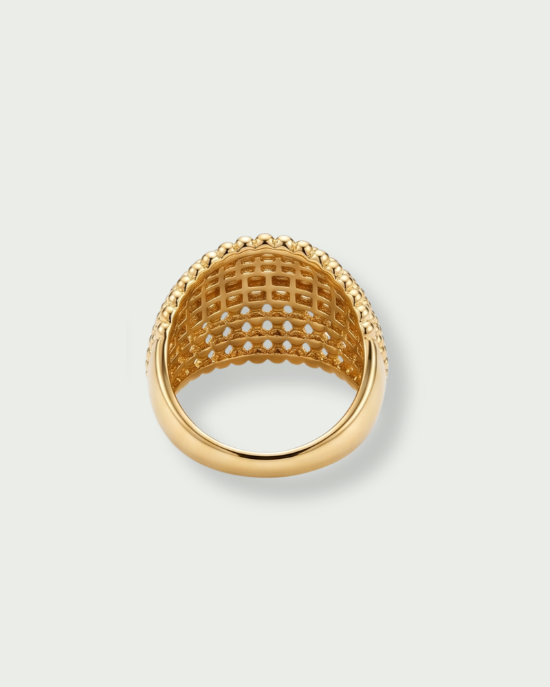 Bague Perle Maxi en argent 925 doré à l’or jaune 18 carats, ornée d’un large motif bombé composé de perles métalliques de différentes tailles.