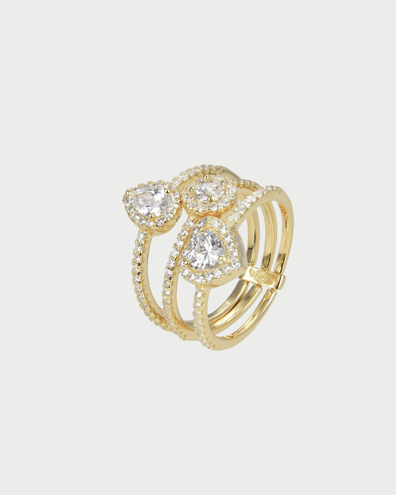 Bague Three Sides – Doré en argent 925 doré à l’or 18 carats, design graphique à trois faces délicatement serties, finition lumineuse résistante à l’oxydation, silhouette moderne et structurée.
