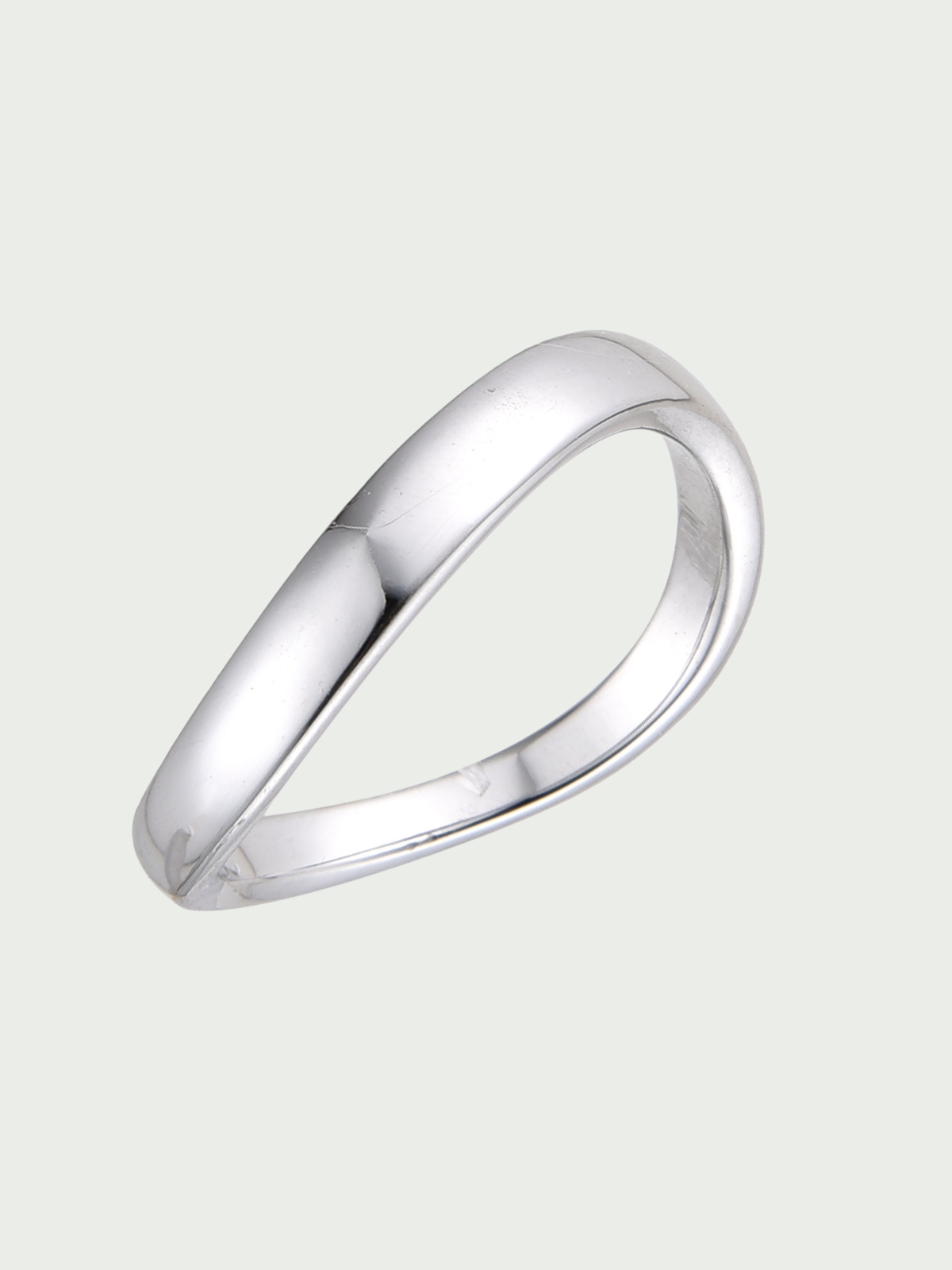 Bague Wave non pavée Signature blanche en argent 925 rhodié, design ondulé épuré avec fini poli miroir, silhouette fluide et contemporaine qui épouse élégamment le doigt pour un style chic et minimaliste.