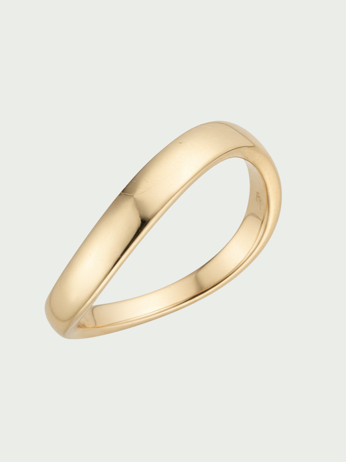 Bague Wave non pavée Signature dorée en argent 925 plaqué or 18 carats, design ondulé épuré sans pavage de pierres, silhouette fluide qui épouse le doigt pour une élégance moderne et minimaliste.