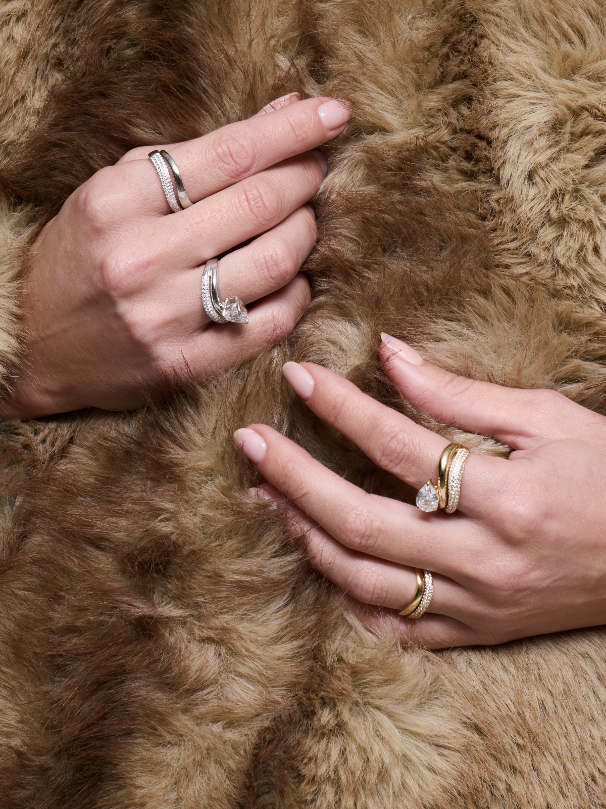 Bague Wave non pavée Signature blanche en argent 925 rhodié, design ondulé épuré avec fini poli miroir, silhouette fluide et contemporaine qui épouse élégamment le doigt pour un style chic et minimaliste.