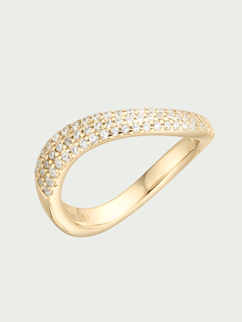 Bague Wave pavé Signature dorée en plaqué or 3 microns avec pavage de zirconiums, design ondulé élégant qui épouse le doigt et apporte une touche lumineuse et moderne.