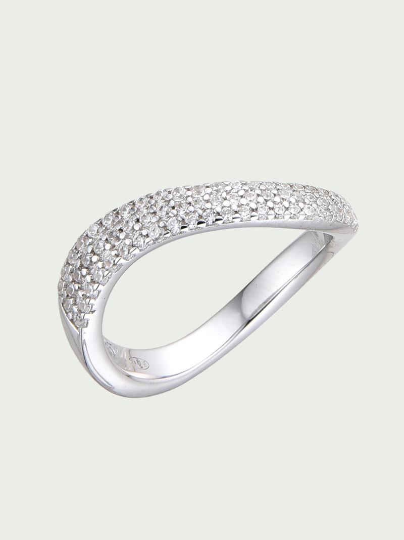 Bague Wave pavée Signature blanche en argent 925 rhodié ornée d’un pavage délicat de zirconiums sur une bande ondulée, design fluide et féminin qui épouse élégamment le doigt