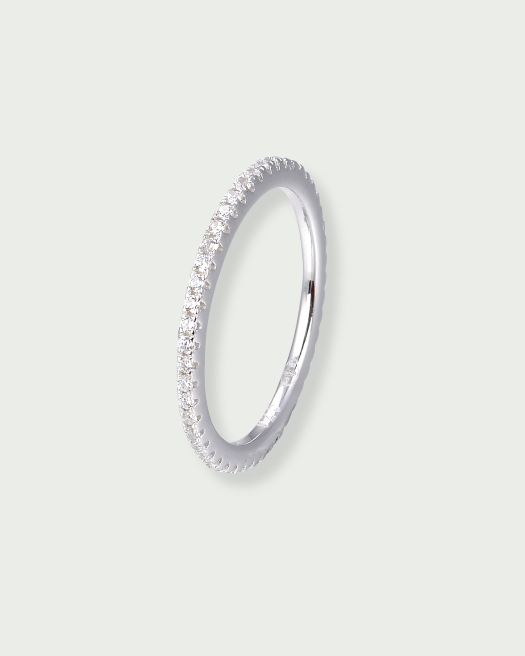 Bague Anneau Intemporel – Blanc en argent 925 rhodié, anneau à la ligne épurée et minimaliste, finition polie brillante résistante à l’oxydation, silhouette élégante et intemporelle à porter seule ou en accumulation.
