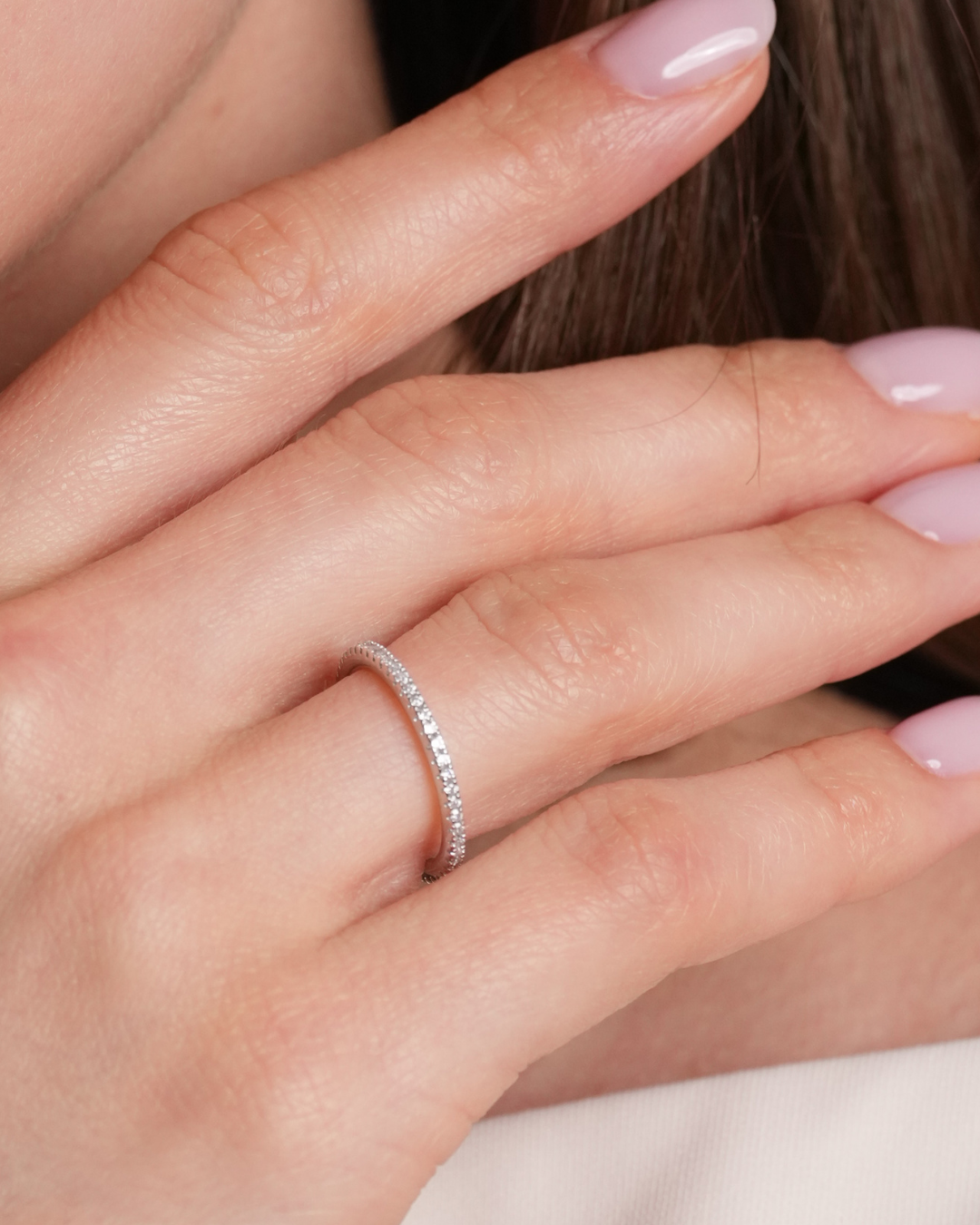 Bague Anneau Intemporel – Blanc en argent 925 rhodié, anneau à la ligne épurée et minimaliste, finition polie brillante résistante à l’oxydation, silhouette élégante et intemporelle à porter seule ou en accumulation.