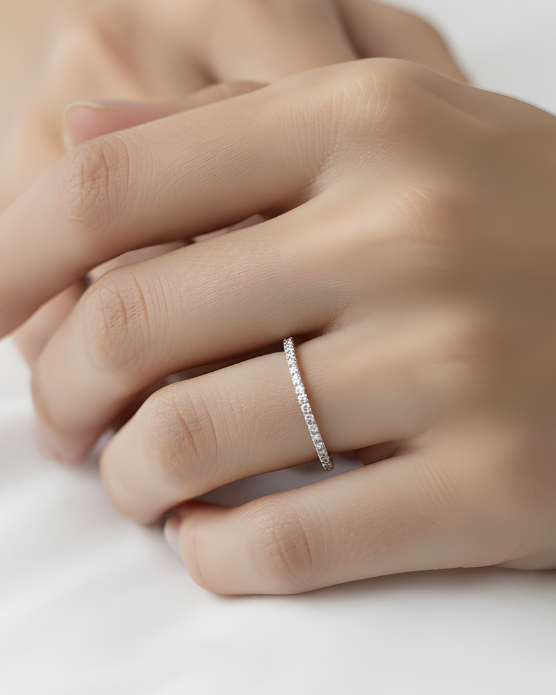 Bague Anneau Intemporel – Blanc en argent 925 rhodié, anneau à la ligne épurée et minimaliste, finition polie brillante résistante à l’oxydation, silhouette élégante et intemporelle à porter seule ou en accumulation.
