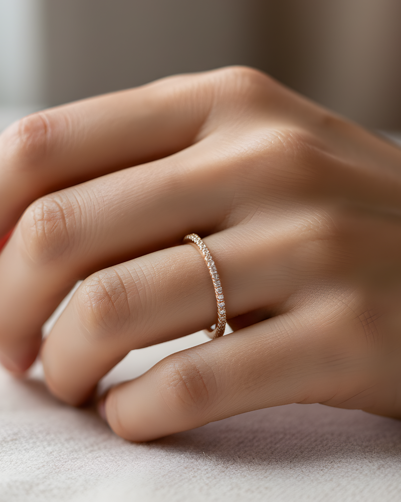 Bague Anneau Intemporel – Doré en argent 925 doré à l’or 18 carats, anneau à la ligne épurée et minimaliste, finition lumineuse résistante à l’oxydation, silhouette élégante et intemporelle à porter seule ou en accumulation.
