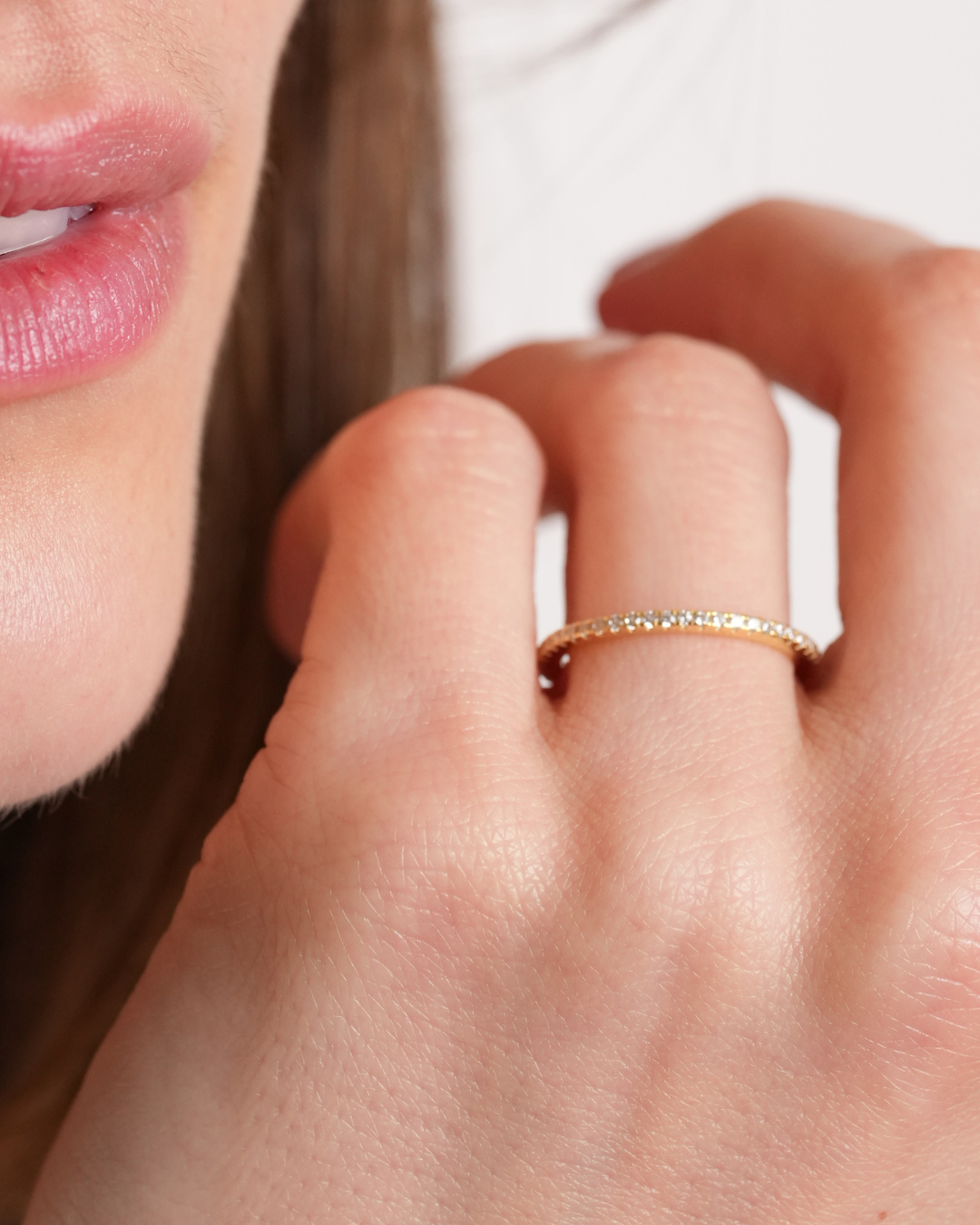 Bague Anneau Intemporel – Doré en argent 925 doré à l’or 18 carats, anneau à la ligne épurée et minimaliste, finition lumineuse résistante à l’oxydation, silhouette élégante et intemporelle à porter seule ou en accumulation.
