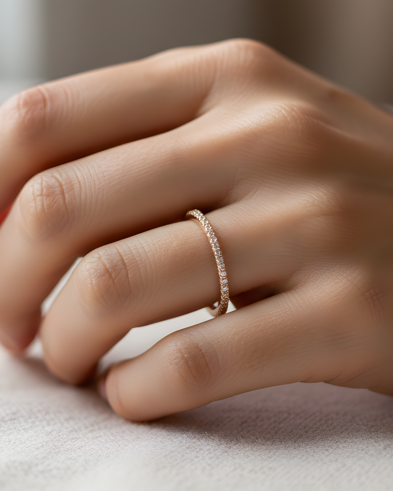 Bague Anneau Intemporel – Rose en argent 925 doré à l’or rose 18 carats, anneau à la ligne épurée et équilibrée, finition lumineuse résistante à l’oxydation, silhouette minimaliste pensée pour sublimer la main avec douceur et modernité, à porter seule pour une élégance pure ou en accumulation pour un style plus affirmé.
