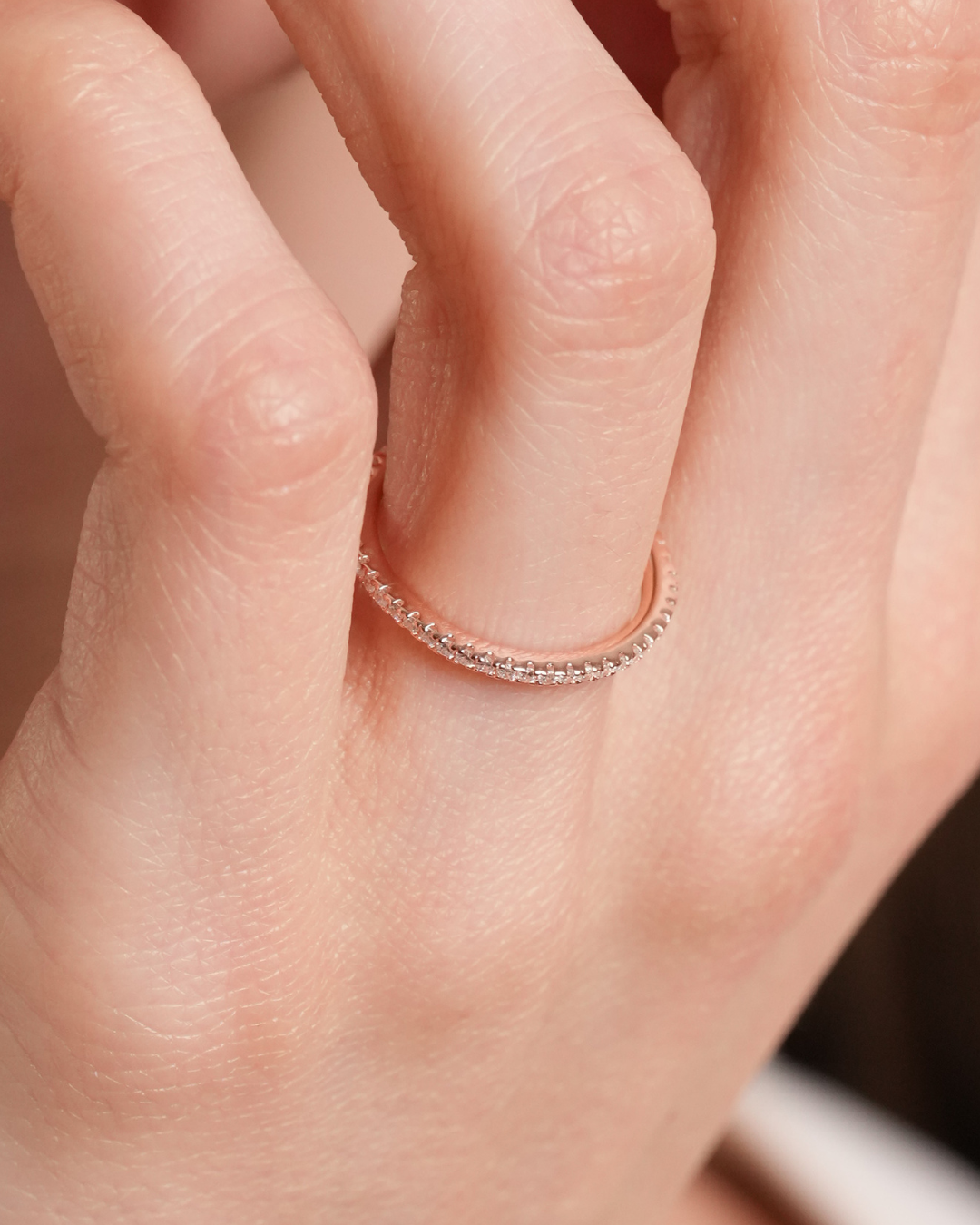 Bague Anneau Intemporel – Rose en argent 925 doré à l’or rose 18 carats, anneau à la ligne épurée et équilibrée, finition lumineuse résistante à l’oxydation, silhouette minimaliste pensée pour sublimer la main avec douceur et modernité, à porter seule pour une élégance pure ou en accumulation pour un style plus affirmé.
