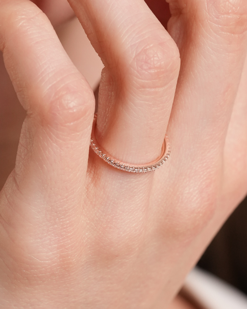 Bague Anneau Intemporel – Rose en argent 925 doré à l’or rose 18 carats, anneau à la ligne épurée et équilibrée, finition lumineuse résistante à l’oxydation, silhouette minimaliste pensée pour sublimer la main avec douceur et modernité, à porter seule pour une élégance pure ou en accumulation pour un style plus affirmé.
