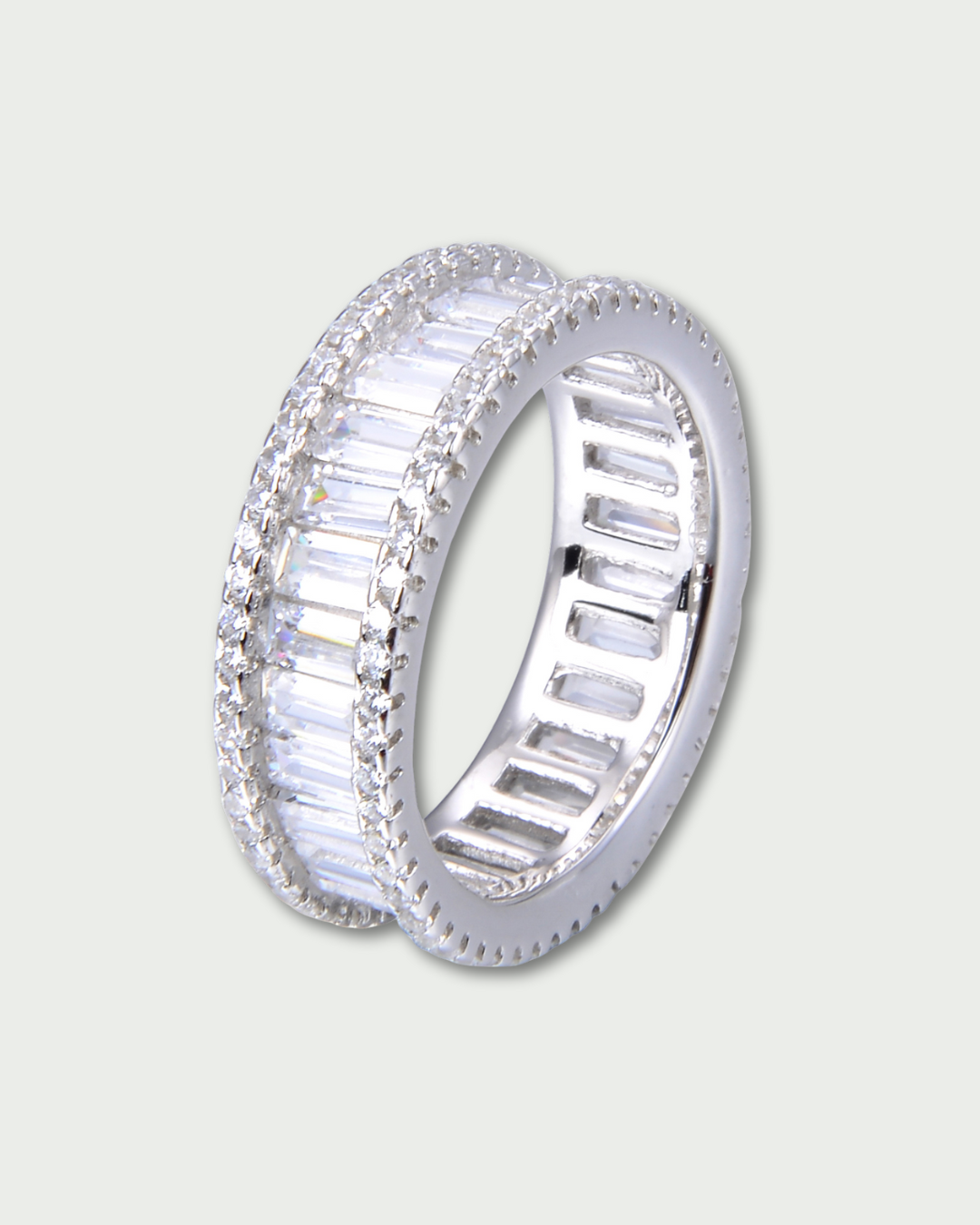 Bague alliance large en argent 925 rhodié pavée de zirconium taille baguette effet diamant.