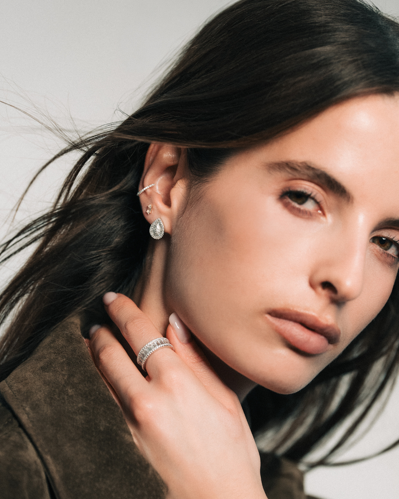 Bague alliance large en argent 925 rhodié pavée de zirconium taille baguette effet diamant.