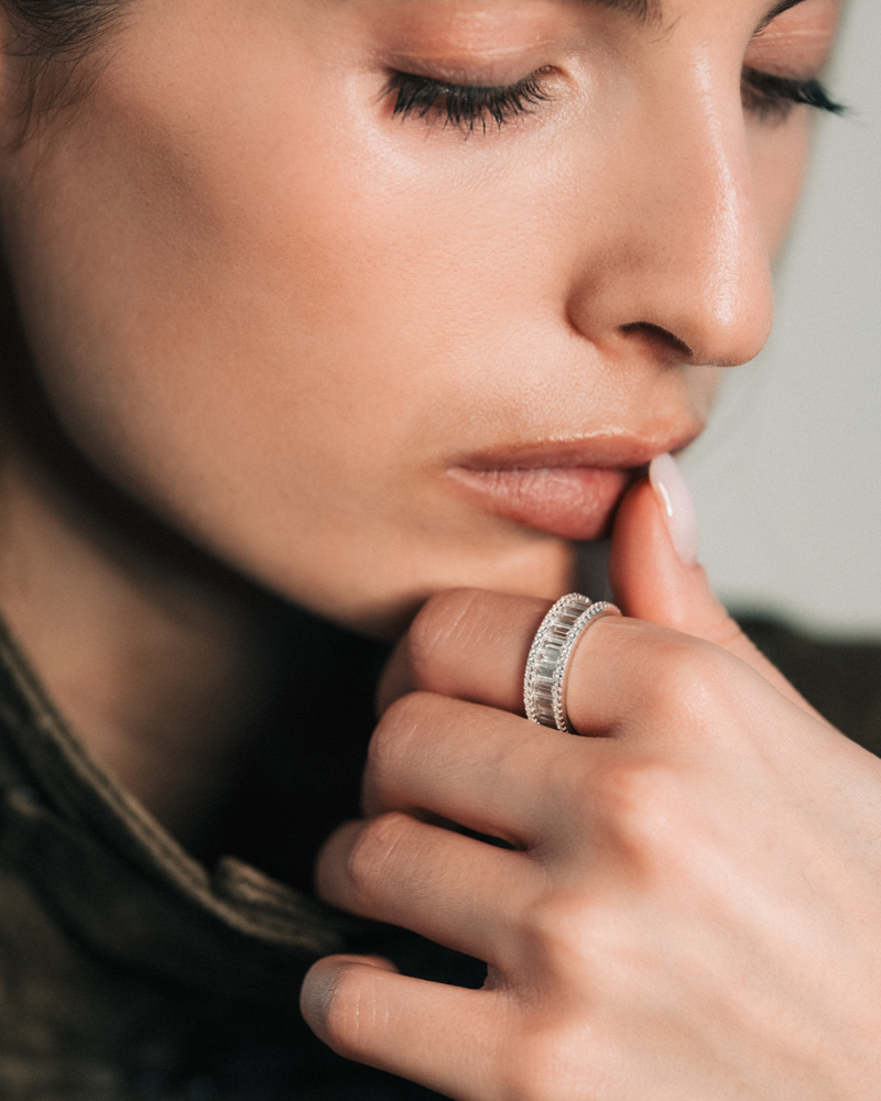 Bague alliance large en argent 925 rhodié pavée de zirconium taille baguette effet diamant.