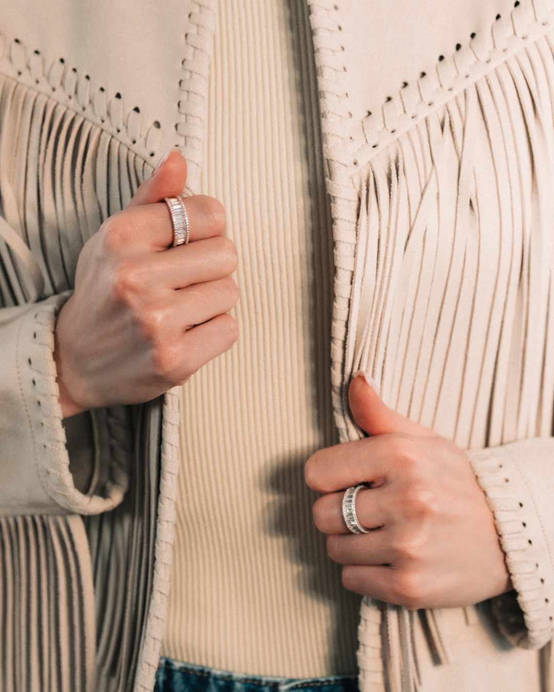 Bague alliance large en argent 925 rhodié pavée de zirconium taille baguette effet diamant.