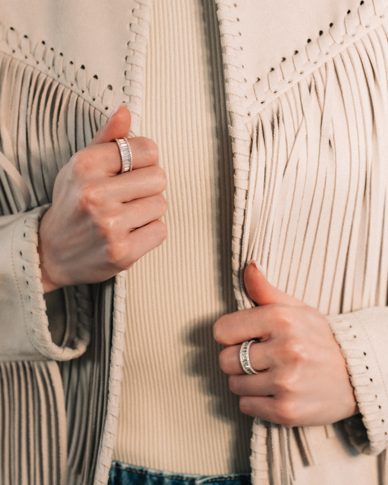 Bague alliance large en argent 925 rhodié pavée de zirconium taille baguette effet diamant.