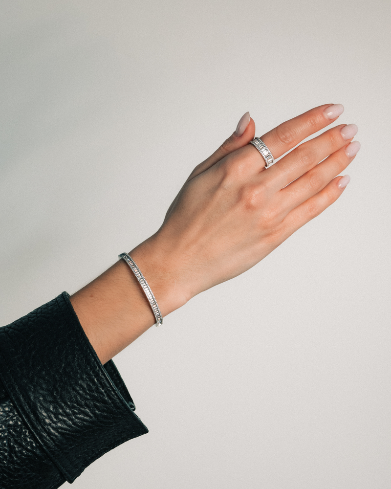 Bague alliance large en argent 925 rhodié pavée de zirconium taille baguette effet diamant.