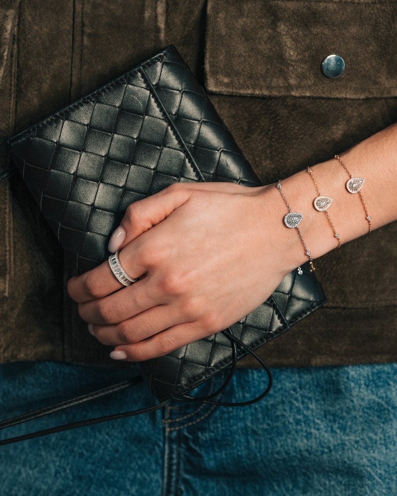 Bague alliance large en argent 925 rhodié pavée de zirconium taille baguette effet diamant.