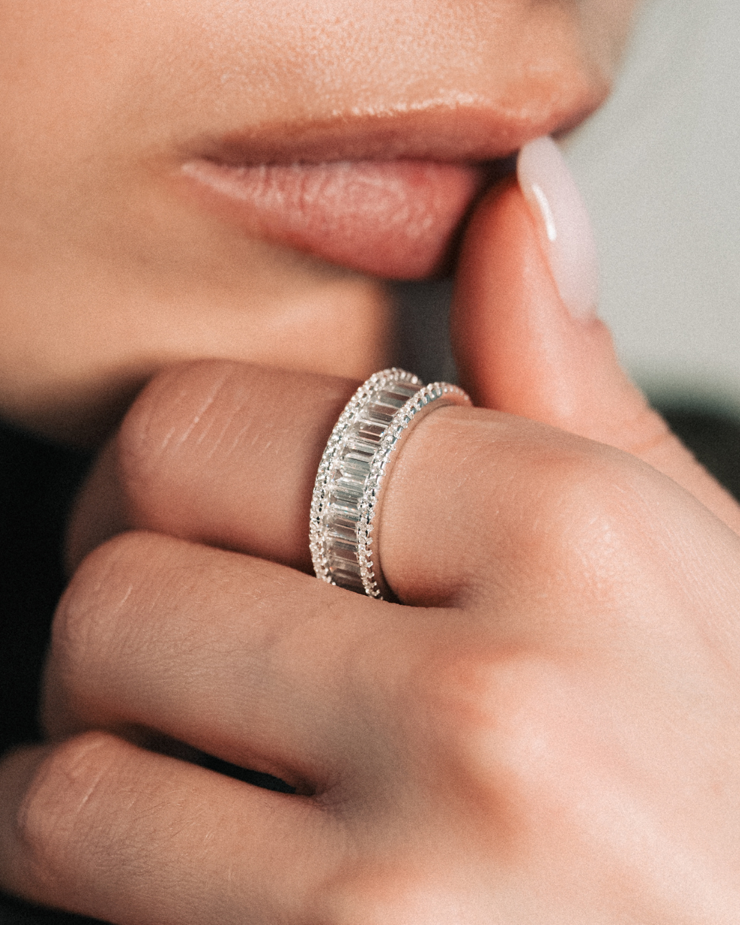 Bague alliance large en argent 925 rhodié pavée de zirconium taille baguette effet diamant.