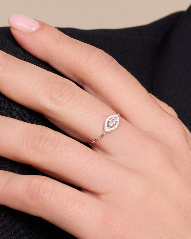 Bague sur chaîne en argent 925 rhodié avec zircon blanc taille marquise et système coulissant réglable.