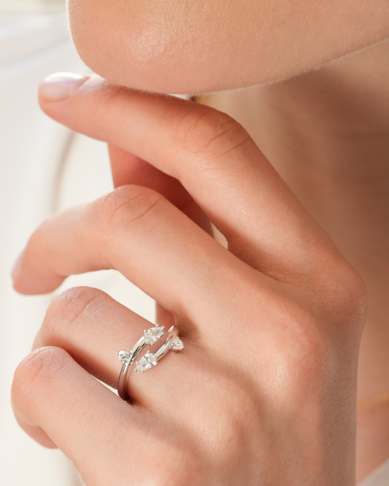 Bague lisse argent 925 rhodié et zirconiums tailles poire et brillants façon branches subtiles