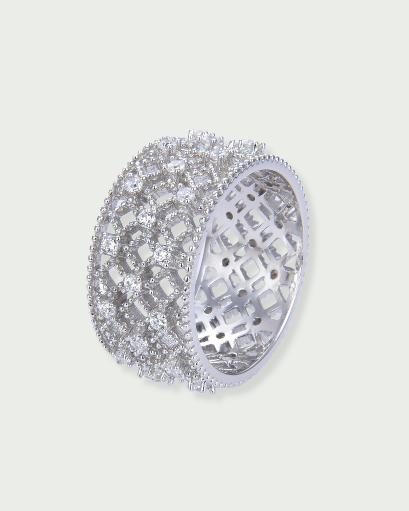 Bague Dentelle Gala – Blanc en argent 925 rhodié, motif ajouré délicatement serti inspiré de la dentelle, finition polie brillante résistante à l’oxydation, silhouette raffinée et élégante au quotidien.
