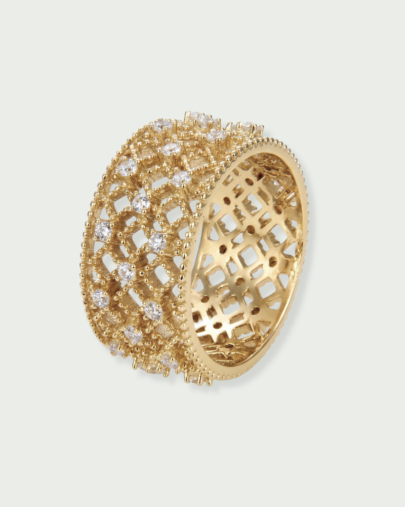 Bague Dentelle Gala – Doré en argent 925 doré à l’or 18 carats, motif ajouré délicatement serti inspiré de la dentelle, finition lumineuse résistante à l’oxydation, silhouette raffinée et élégante au quotidien.
