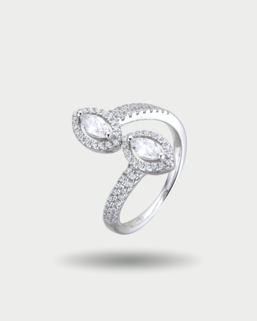 Bague « Double Marquise Fleur de Vie » en argent 925 rhodié, design ouvert orné de deux pierres taille marquise scintillantes et d’un pavage de zirconiums taille ronde, finition polie brillante.