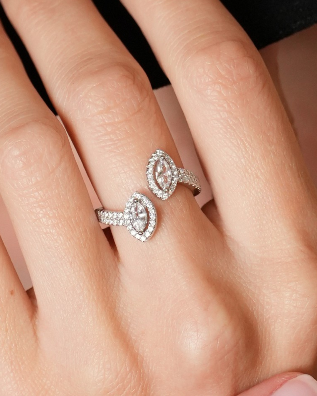 Bague « Double Marquise Fleur de Vie » en argent 925 rhodié, design ouvert orné de deux pierres taille marquise scintillantes et d’un pavage de zirconiums taille ronde, finition polie brillante.