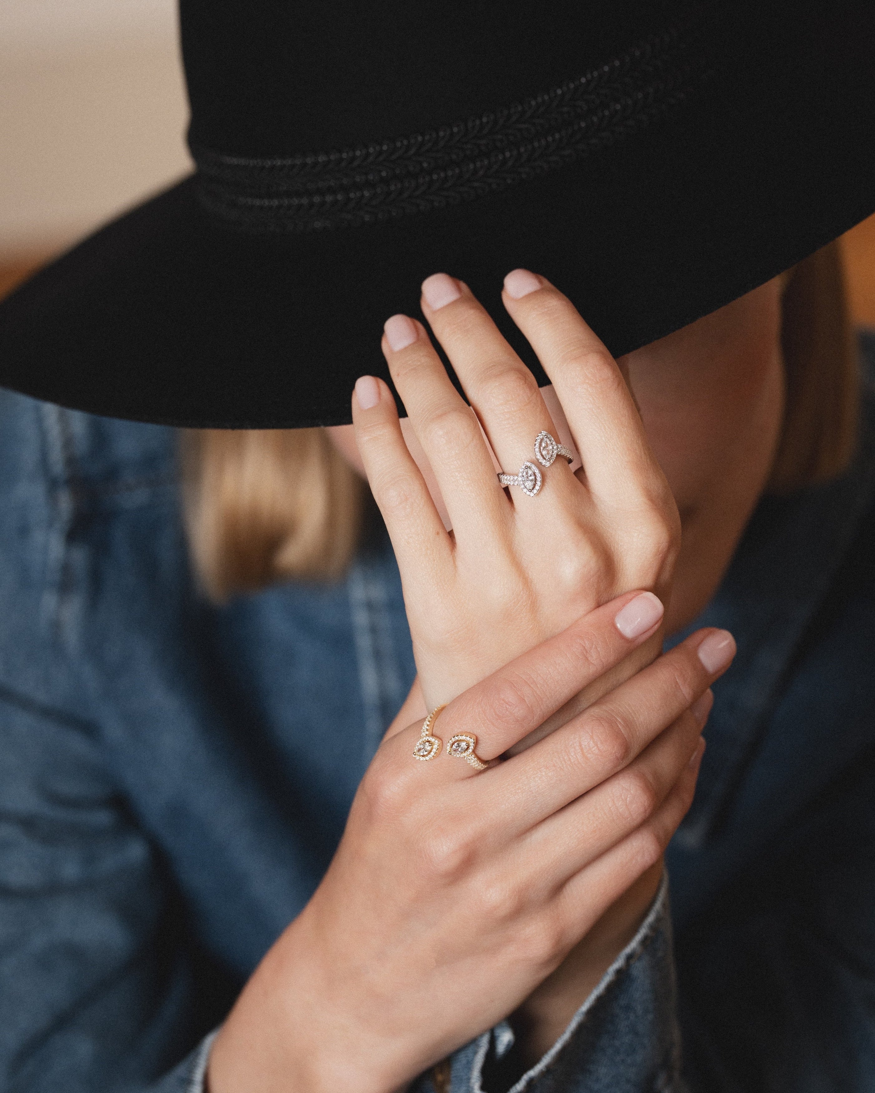 Bague « Double Marquise Fleur de Vie » en argent 925 rhodié, design ouvert orné de deux pierres taille marquise scintillantes et d’un pavage de zirconiums taille ronde, finition polie brillante.