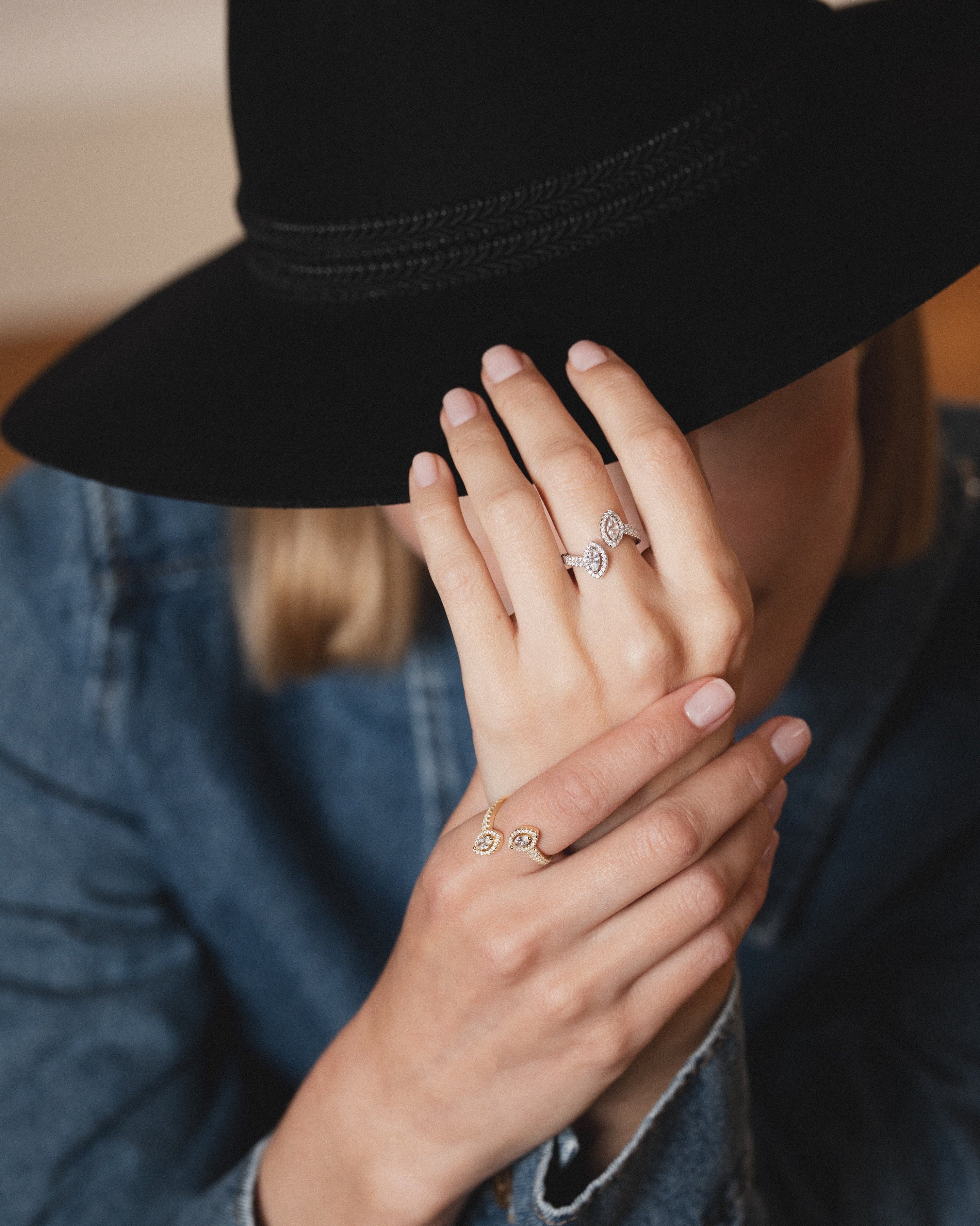 Bague « Double Marquise Fleur de Vie » en argent 925 doré à l’or jaune 18 carats, design ouvert orné de deux pierres taille marquise scintillantes, sublimé par un pavage de zirconiums taille ronde, finition polie brillante.