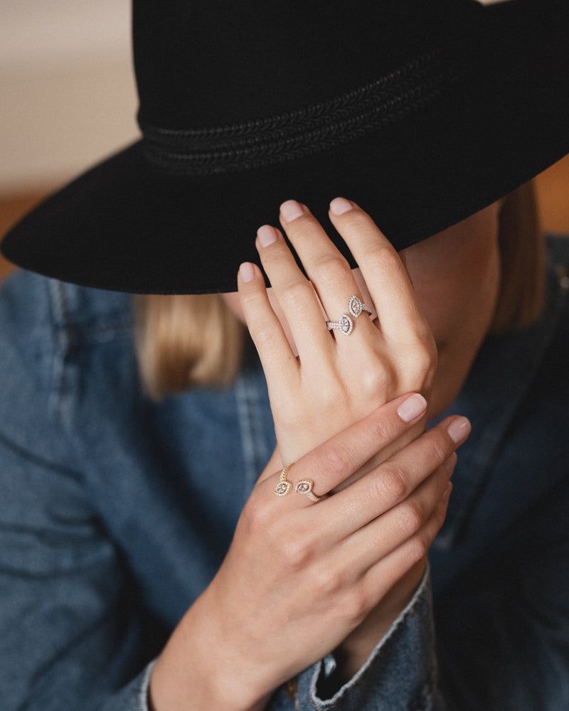Bague « Double Marquise Fleur de Vie » en argent 925 doré à l’or jaune 18 carats, design ouvert orné de deux pierres taille marquise scintillantes, sublimé par un pavage de zirconiums taille ronde, finition polie brillante.