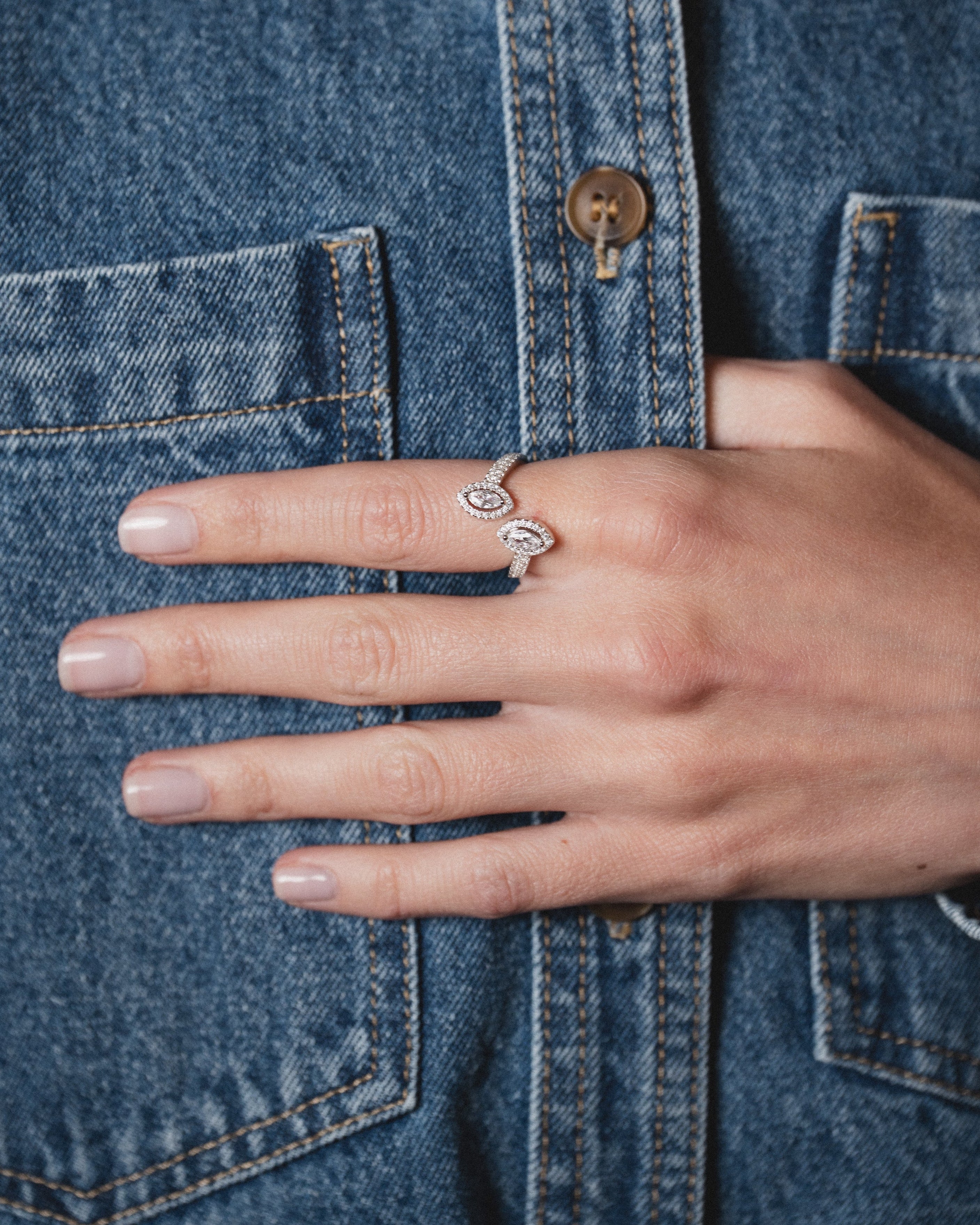 Bague « Double Marquise Fleur de Vie » en argent 925 rhodié, design ouvert orné de deux pierres taille marquise scintillantes et d’un pavage de zirconiums taille ronde, finition polie brillante.