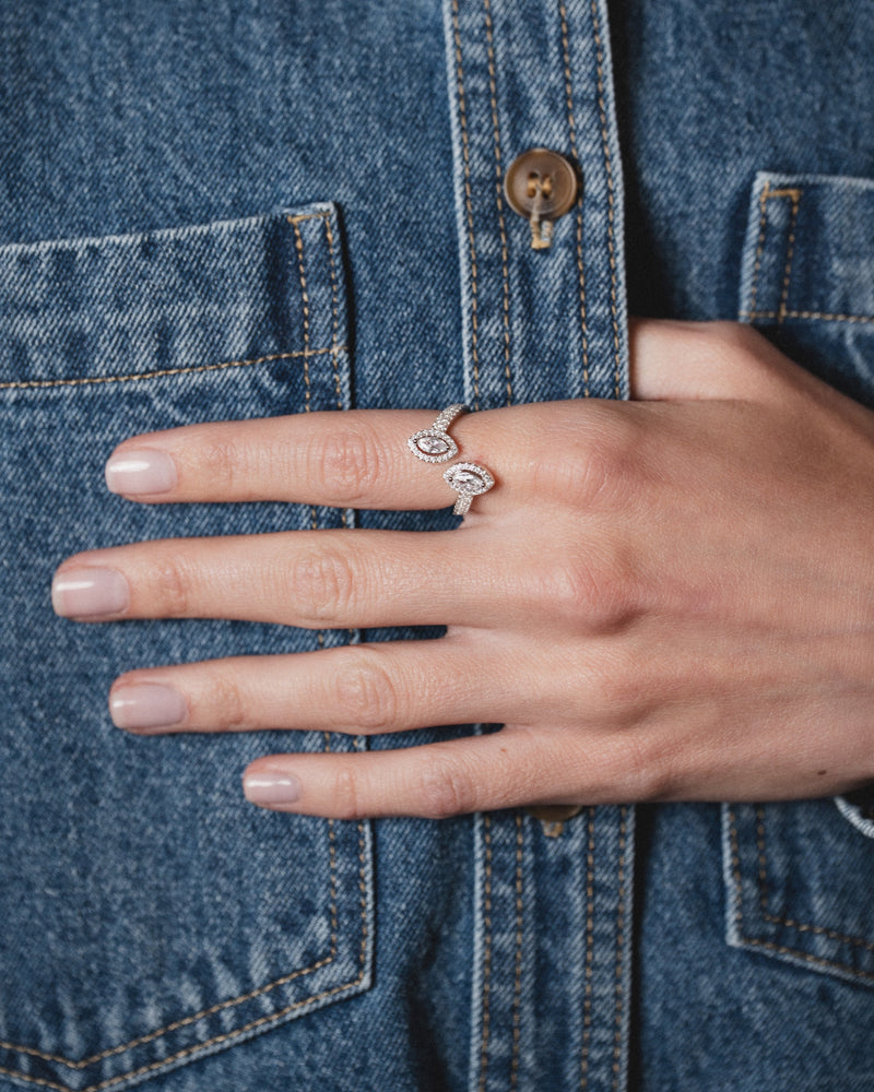 Bague « Double Marquise Fleur de Vie » en argent 925 rhodié, design ouvert orné de deux pierres taille marquise scintillantes et d’un pavage de zirconiums taille ronde, finition polie brillante.
