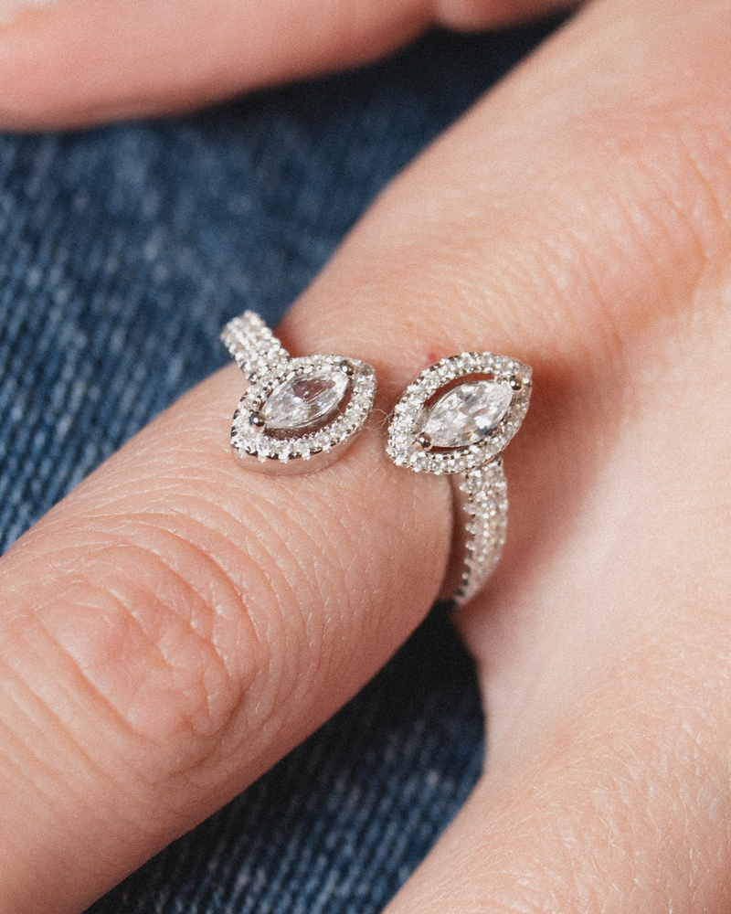 Bague « Double Marquise Fleur de Vie » en argent 925 rhodié, design ouvert orné de deux pierres taille marquise scintillantes et d’un pavage de zirconiums taille ronde, finition polie brillante.