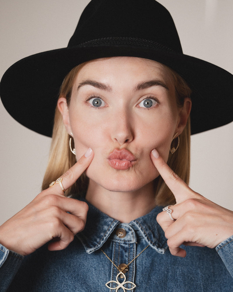 Bague « Double Marquise Fleur de Vie » en argent 925 doré à l’or jaune 18 carats, design ouvert orné de deux pierres taille marquise scintillantes, sublimé par un pavage de zirconiums taille ronde, finition polie brillante.