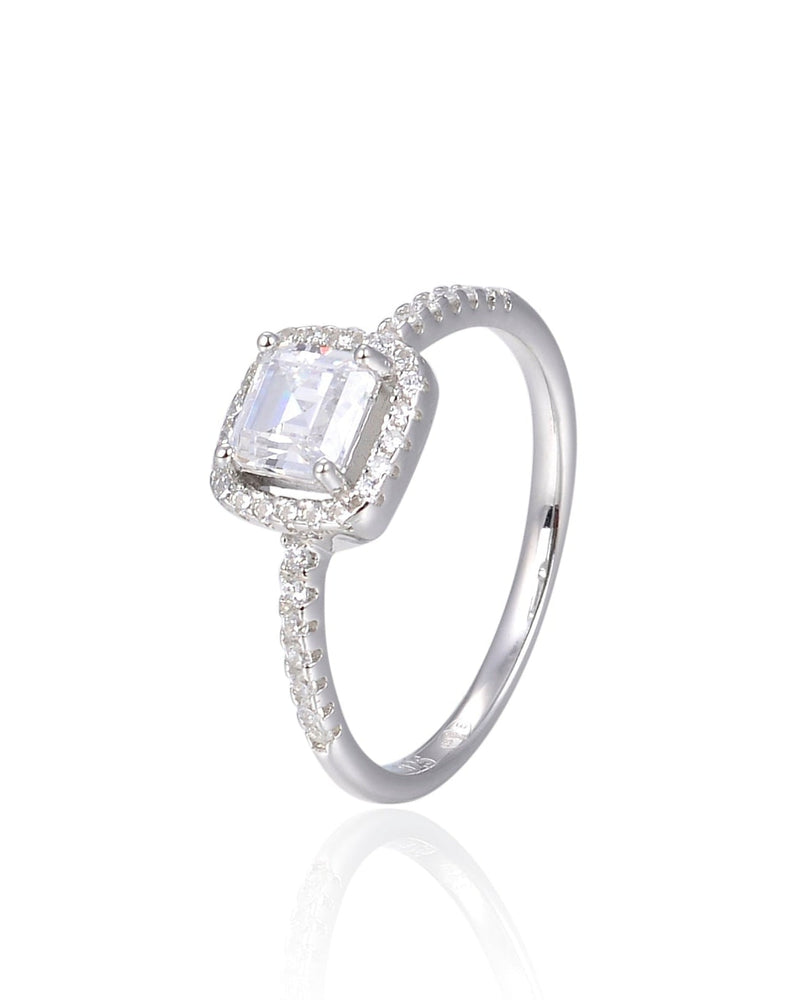 Bague « Infini Carré » en argent 925 rhodié, design minimaliste sertie d’un zircon blanc taille carré, surface lisse et lumineuse.