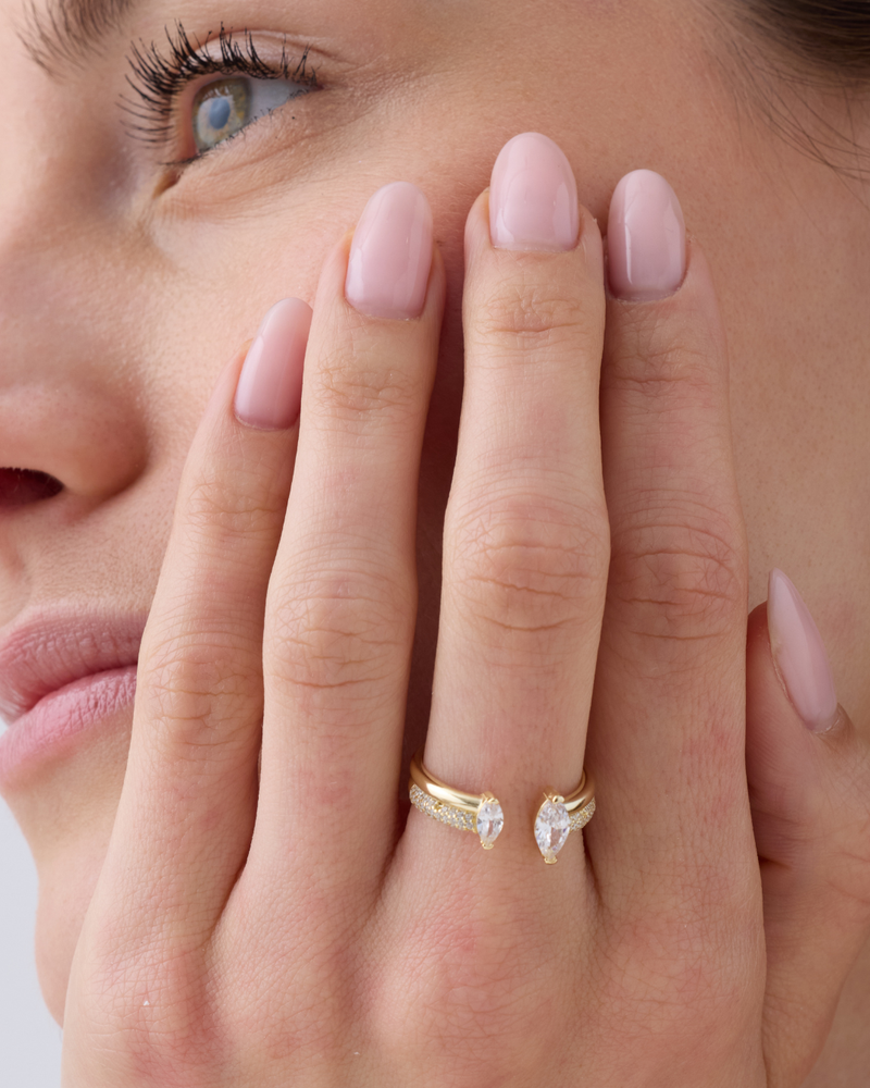Bague Marquise Pinky dorée ornée de deux zircons taille marquise